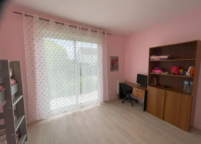 Дом отдыха Maison Familiale Proche De Avec Jardin Clos Et Terrasse Varaville